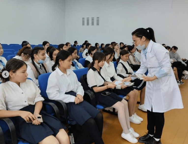 Гинекологтағы пәк қыздың порно видеосы