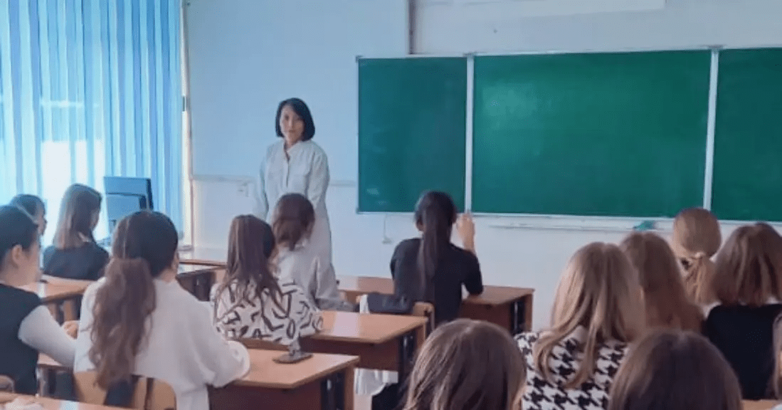 Ивановодағы жыныстық массаж Үлкен кеуделі әйелмен жыныстық қатынастың жақыннан түсірілген көрінісі