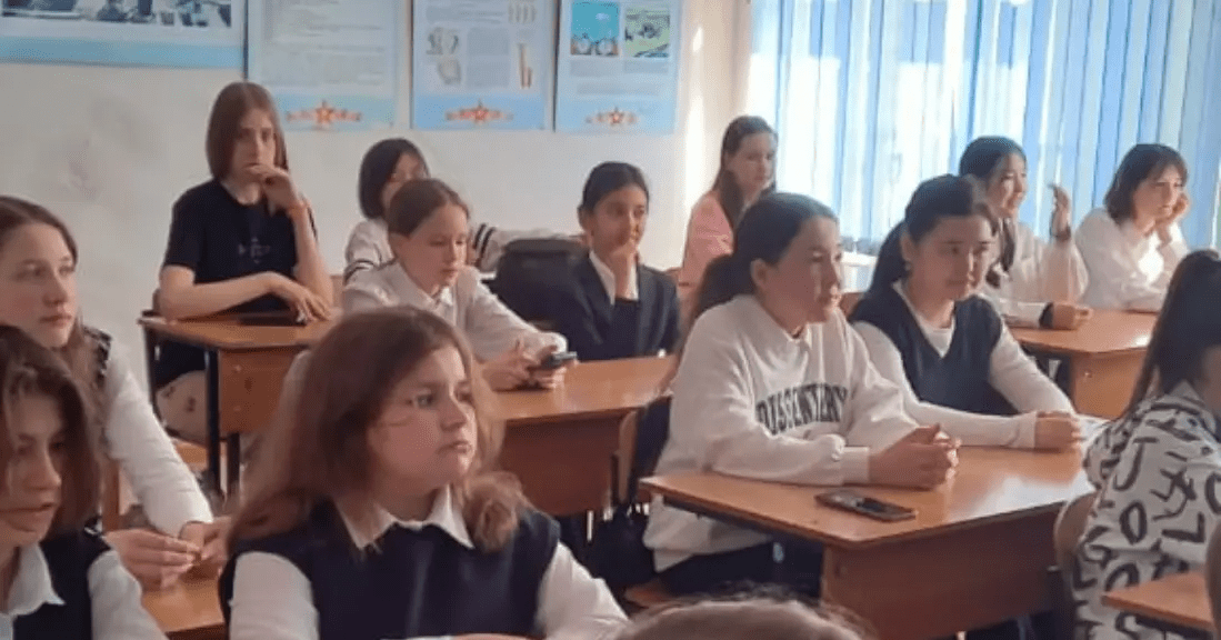 Студент қыздарға қарау Студент қыздарға қарау