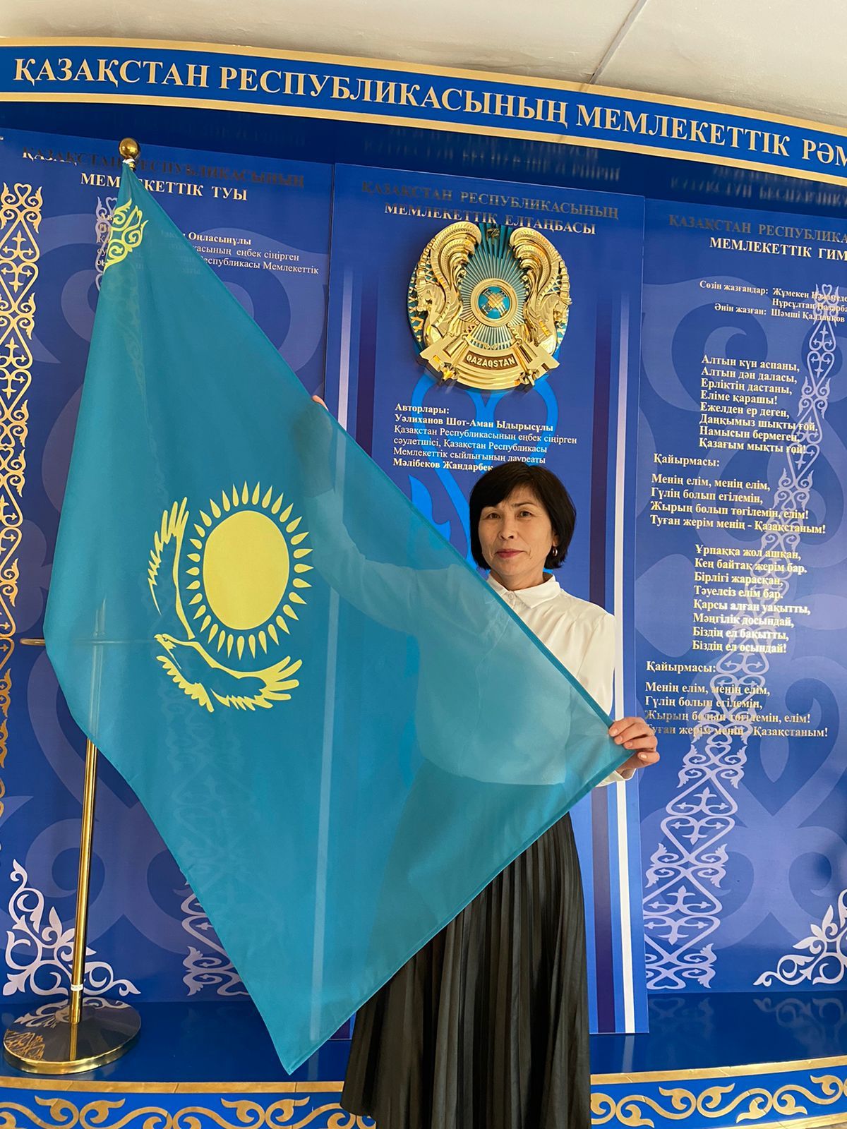 Көкіректі әйел жалаңаш шешіндіріп жатыр (порно фото)